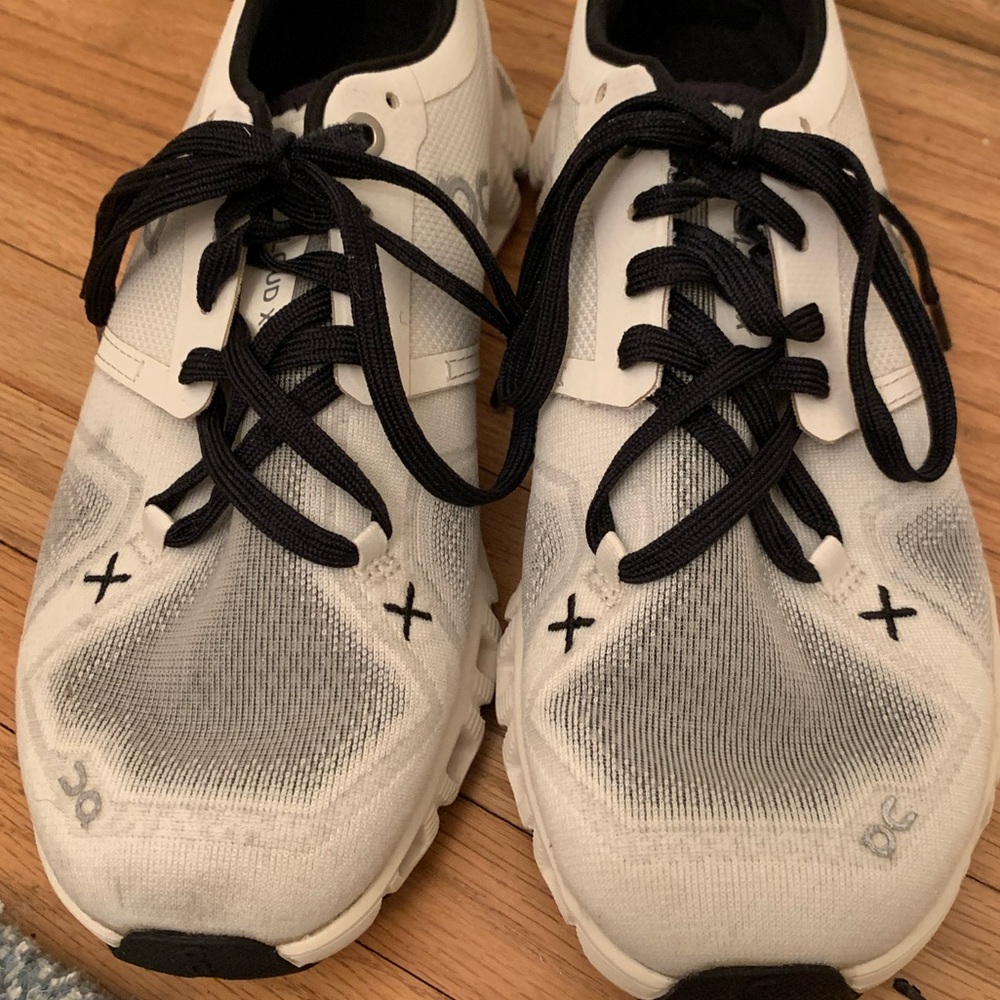 On Running | Black & White Women's Athletic Running Shoes Swiss Cloud X | Size 6 - Picture 8 of 16